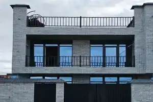 Apartamenty s vidom na more, Izbarbash