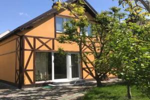 Bolshoy sovremennyy Dom v tsentre gorodaa, rayon Amalienau Cottage, Kaliningrad