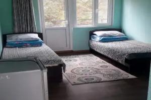 Dvuhmestnyy nomer s 2 otdelnymi krovatyami standart Apartments, Cholpon-Ata