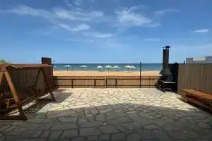 Prostornyy dom lyuks u morya Akaro Cottage, Izbarbash