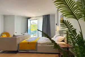 ~ Bolshaya premium studiya s basseynom * Vid na more i gory ~ Apartments, Makhinjauri