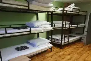 Mnogomestnyy smeshannyy nomer Srednee koyko-mesto na trehyarusnoy krovati Apartments, Klin