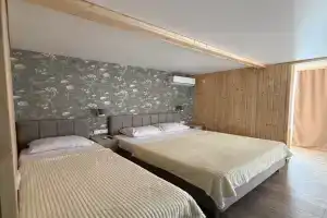 Tryohmestnyy nomer uluchshennyy Apartments, Lazarevskoye