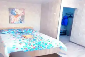 Odnokomnatnaya v tsentre s novym remontom Apartments, Mirnyj