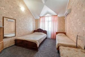 Tryohmestnyy nomer s balkonom vid na park Apartments, Lazarevskoye