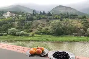 na 5 etazhe s vidom na gory i dvumya balkonami. Apartments