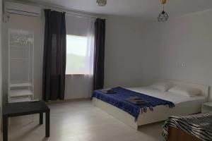 Tryohmestnyy nomer Standart s vidom na sad i gory Apartments, Novyjj Afon