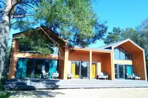 Dom u reki so svoim plyazhem Cottage, Kupanskiy