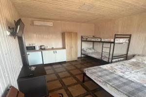 Chetyryohmestnyy nomer standart s dvuhyarusnoy krovatyu na 2 etazhe Apartments, Berdyansk