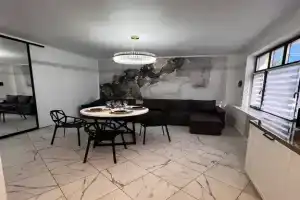 Dom Guest house, Engels