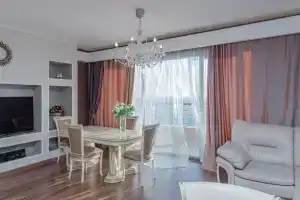 Tryohkomnatnye apartamenty v tsentre s vidom na more, Sochi