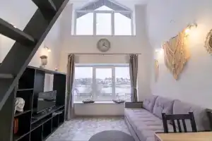 Dom v stile loft s svoim ozerom na territorii Cottage, Tula