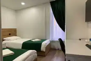 Uyutnaya komnata v stilnom Barn Hause Apartments, Bishkek