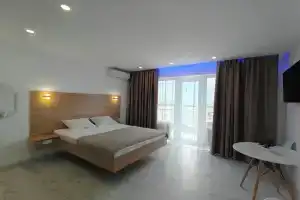 Dvuhmestnyy nomer s 1 krovatyu lyuks s vidom na more Apartments, Berdyansk
