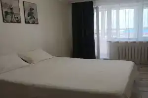Uyutnaya v tsentre v rayone Stroitel Apartments, Uralsk