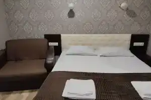 Tryohmestnyy nomer lyuks s vidom na more Apartments, Lazarevskoye