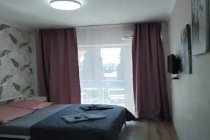 Tryohmestnyy nomer lyuks s vidom na more Apartments, Lazarevskoye