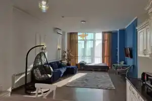 Sovremennye apartamenty s terrasoy i vidom na gory, Almaty
