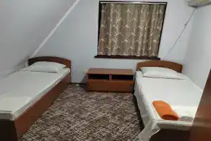 Dvuhmestnyy nomer s 2 otdelnymi krovatyami standart Apartments, Alakhadzi