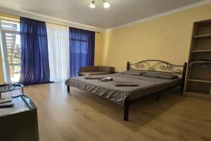 Chetyryohmestnyy nomer komfort Apartments, Alakhadzi
