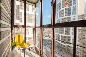 v tsentre v sovremennom dome s gostinichnym servisom, beskontaktno Apartments