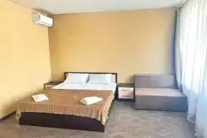 Tryohmestnyy nomer lyuks s vidom na more Apartments, Candripsh