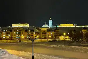 s vidom na Tobolskiy Kreml Apartments, Tobol'sk