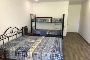 Chetyryohmestnyy nomer Lyuks so vsemi udobstvami Apartments, Alakhadzi