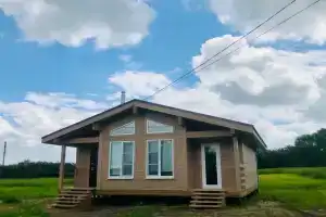 Uyutnyy derevyannyy zagorodnyy dom v zhivopisnom sele Cottage