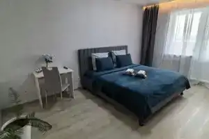 Uyutnaya na beregu reki i s vidom na gorod Apartments