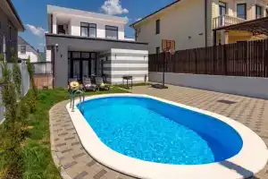 Dom s basseynom i baney Cottage