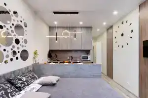 Uyutnaya studiya s vidom na zelenuyu zonu, kupola hrama Apartments