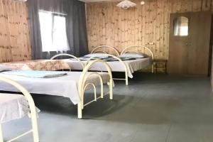 Chetyryohmestnyy nomer Pod navesom Apartments, Novyjj Afon