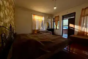 Chetyryohmestnyy nomer semeynyy s vidom na gory Apartments
