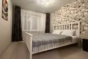 Semeynaya tryohkomnatnaya s vidom na Voznesenskiy hram Apartments, Ryazan