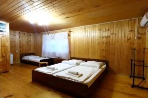 Tryohmestnyy nomer standart Apartments, Kinghi