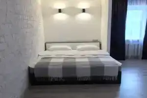 Stilnaya novaya s dizaynerskim remontom v tsentre goroda Apartments