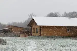 Uyutnyy dom s kaminom, baney na drovah i chanom v lesu na beregu reki Cottage, Ivashevo