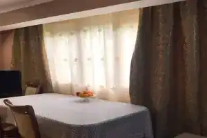 na beregu morya Apartments, Thubun