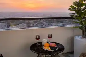 Stilnaya studiya s prekrasnym vidom na gorod v U-Tower Apartments, Tashkent