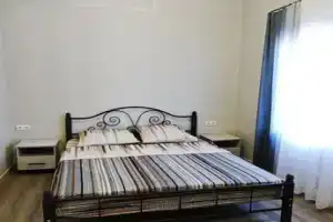 2-komnatnye apartamenty 50 m2 s vidom na gory i podogrevom basseyna, Ashe