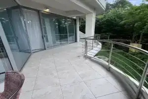 Elitnye apartamenty s zakrytym plyazhem, Sochi