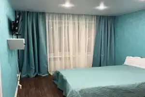 Uyutnye apartamenty v tsentre goroda s vidom na prud s plavayushchimi utkami, Kasimov