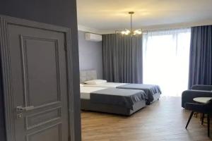 Tryohmestnyy nomer lyuks s vidom na more Apartments, Derbent