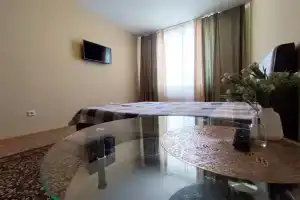 Uyutnye apartamenty ryadom s ZhD vokzalom i ozhivlennym rayonom goroda