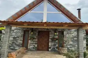 Kamennyy dom Chalet, Alakhadzi