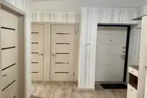 Tryohkomnatnaya u TTs Oazis Plaza Apartments, Beloyarsky