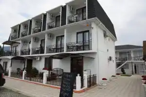 Semeynyy nomer uluchshennyy s kuhney Apartments, Alakhadzi