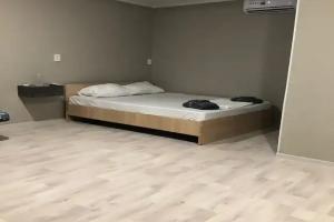 Tryohmestnyy nomer standart Apartments, Kinghi