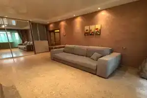 Schastlivaya matreshka s kaminom u vokzala Apartments, Isakogorka